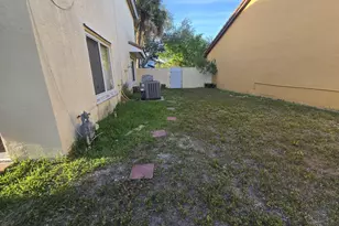 8908 NW 187th St, Hialeah, FL 33018 - Photo 11