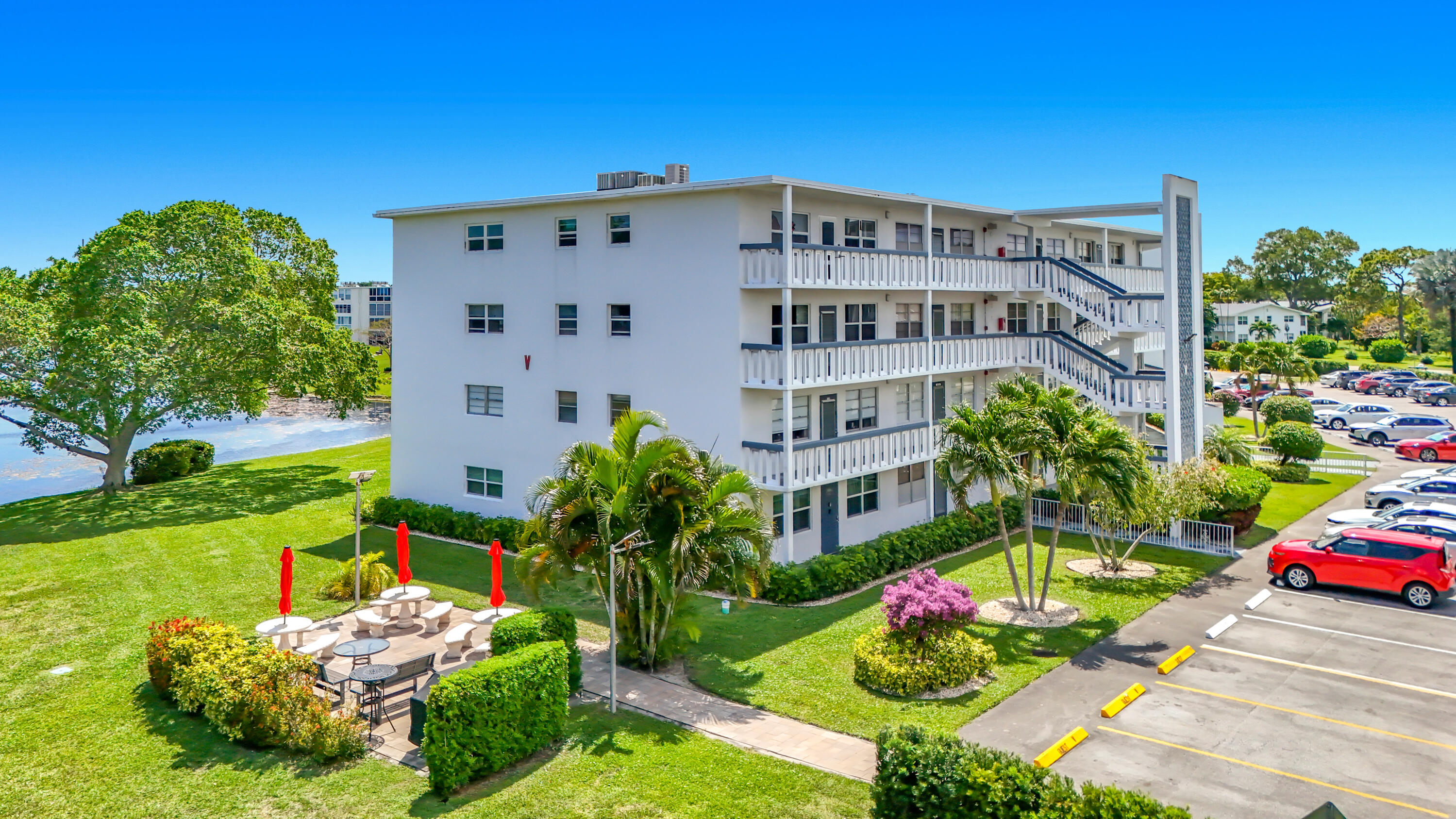 2114 Oakridge V main architectural view