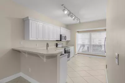 1620 42nd Square #104, Vero Beach, FL 32960 - Photo 9