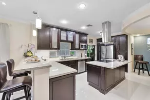 11377 Lakeview Dr, Coral Springs, FL 33071 - Photo 3