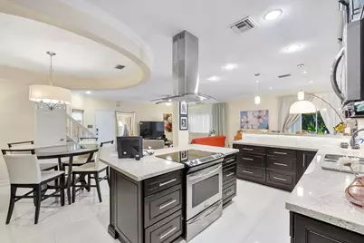 11377 Lakeview Drive, Coral Springs, FL 33071 - Photo 5