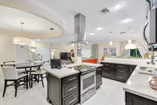 11377 Lakeview Dr, Coral Springs, FL 33071 - Photo 5
