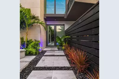 1058 N Victoria Park Road N, Fort Lauderdale, FL 33304 - Photo 1