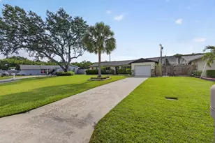 9820 Jonquil Cir N, Palm Beach Gardens, FL 33410 - Photo 3