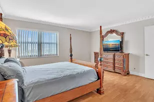 401 Golden Isles Dr, Hallandale Beach, FL 33009 - Photo 21