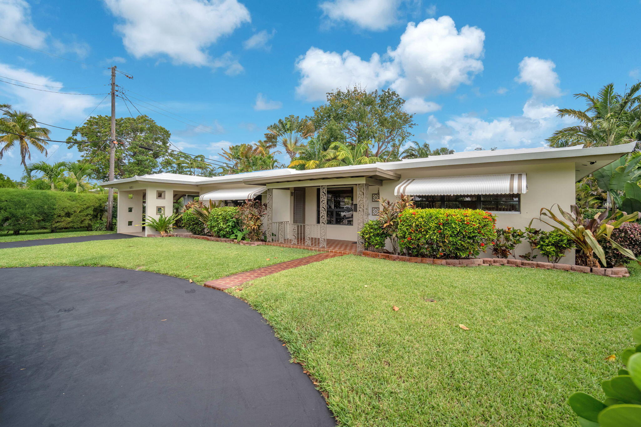 601 NW 29th St main architectural view