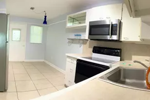 877 NE 195th St, Miami, FL 33179 - Photo 23