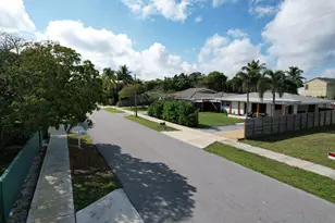 910 SE 3rd Ave, Delray Beach, FL 33483 - Photo 3
