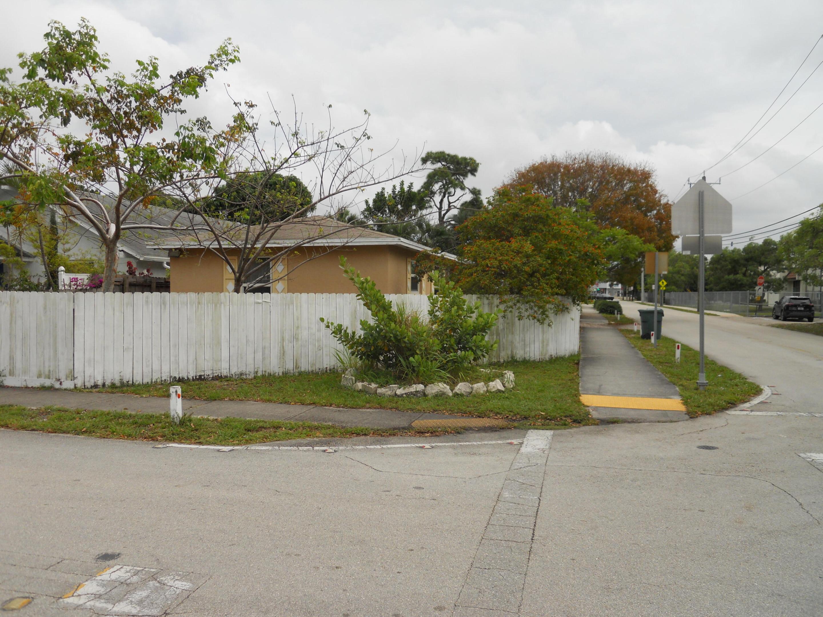3290 NE 10th Ave