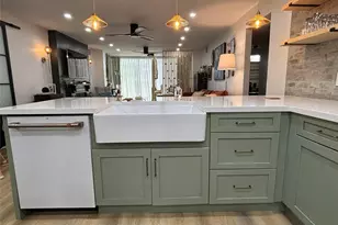 3700 Oaks Clubhouse Dr, Pompano Beach, FL 33069 - Photo 9