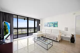 2425 Presidential Way, West Palm Beach, FL 33401 - Photo 3