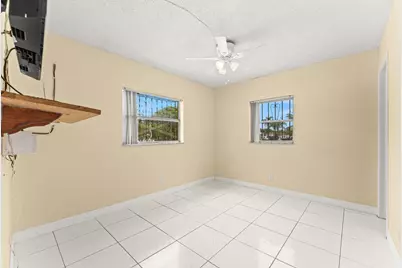 610 SW 10th Court, Deerfield Beach, FL 33441 - Photo 9