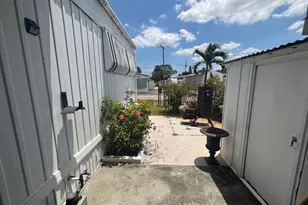 586 NE 47th St, Deerfield Beach, FL 33064 - Photo 23