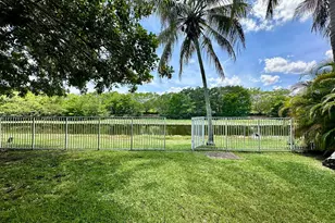 386 Carrington Dr, Weston, FL 33326 - Photo 9