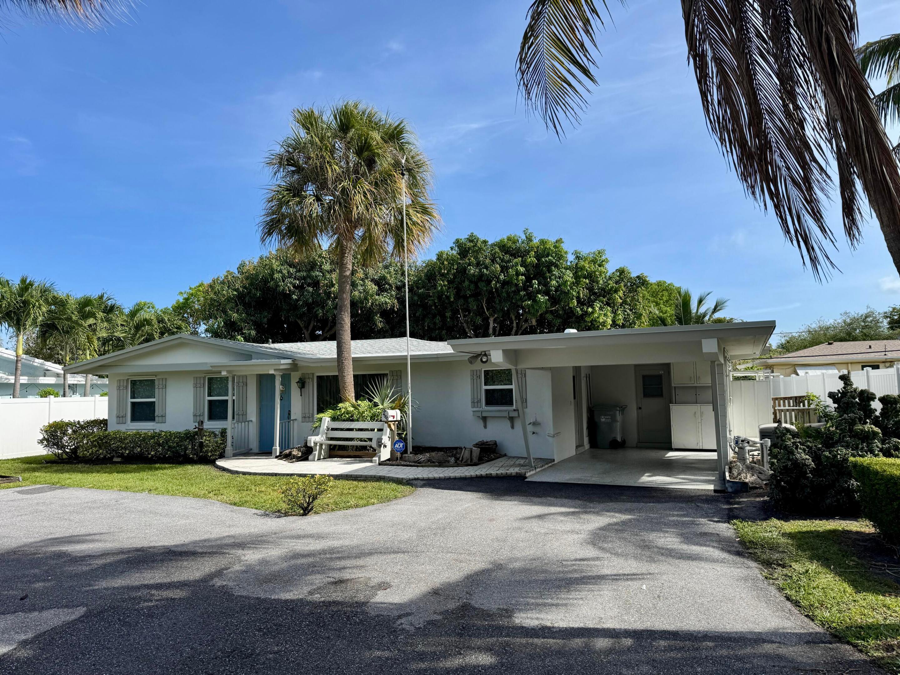 2560 NE 20th St main architectural view