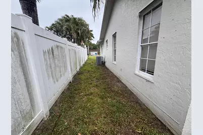 589 Cashiers Drive, West Palm Beach, FL 33413 - Photo 5