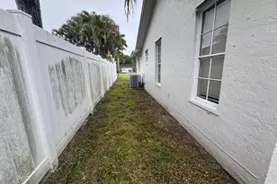 589 Cashiers Dr, West Palm Beach, FL 33413 - Photo 5