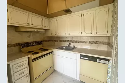 392 Grantham F #392, Deerfield Beach, FL 33442 - Photo 3