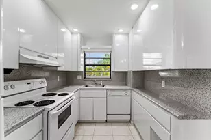 200 W Jacaranda Country Club Dr, Plantation, FL 33324 - Photo 13