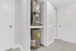 200 W Jacaranda Country Club Dr, Plantation, FL 33324 - Photo 27