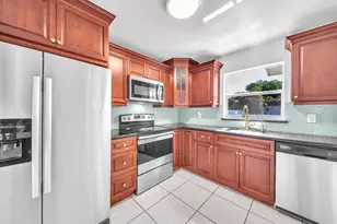 417 SW Natura Ave, Deerfield Beach, FL 33441 - Photo 5