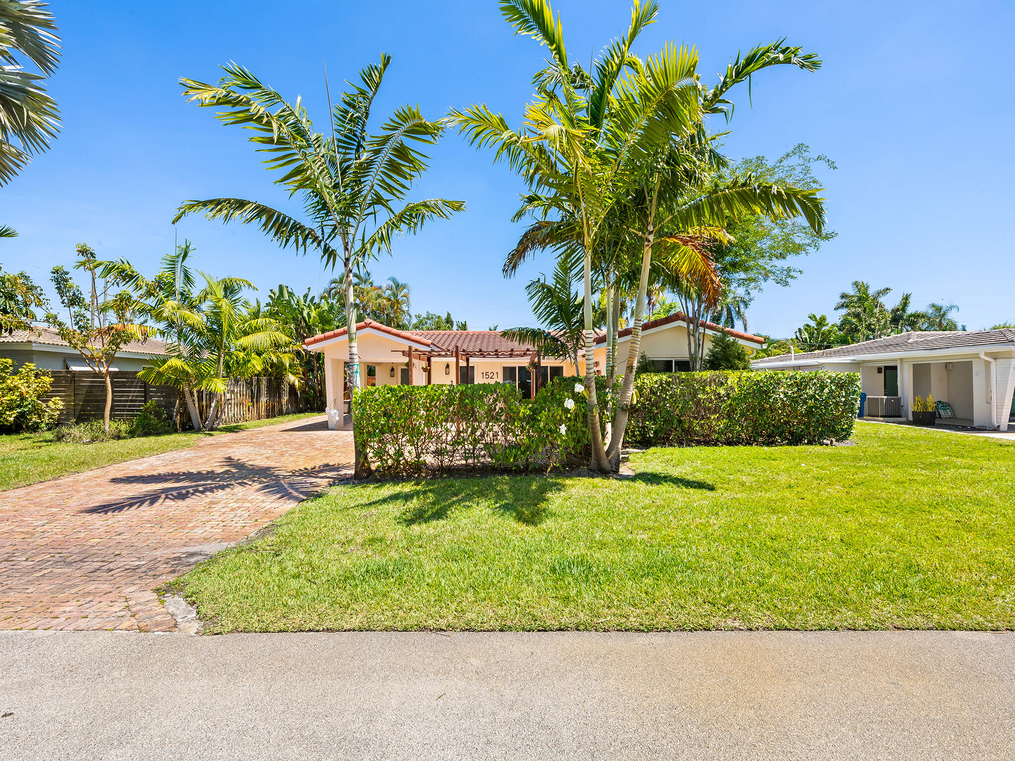 1521 NE 40th Ct main architectural view