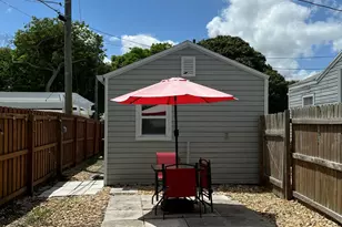 732 Highland Dr, West Palm Beach, FL 33405 - Photo 11