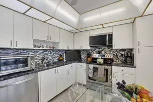 3900 Oaks Clubhouse Dr, Pompano Beach, FL 33069 - Photo 15