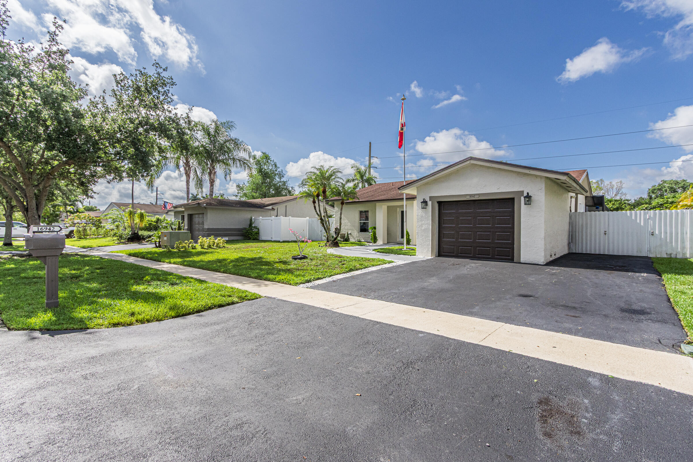 16942 SW 5th Way main architectural view