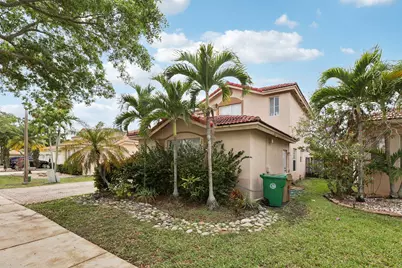 405 E Royal Cove Circle, Davie, FL 33325 - Photo 3