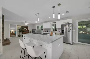 552 SW Eyerly Ave, Port Saint Lucie, FL 34983 - Photo 9