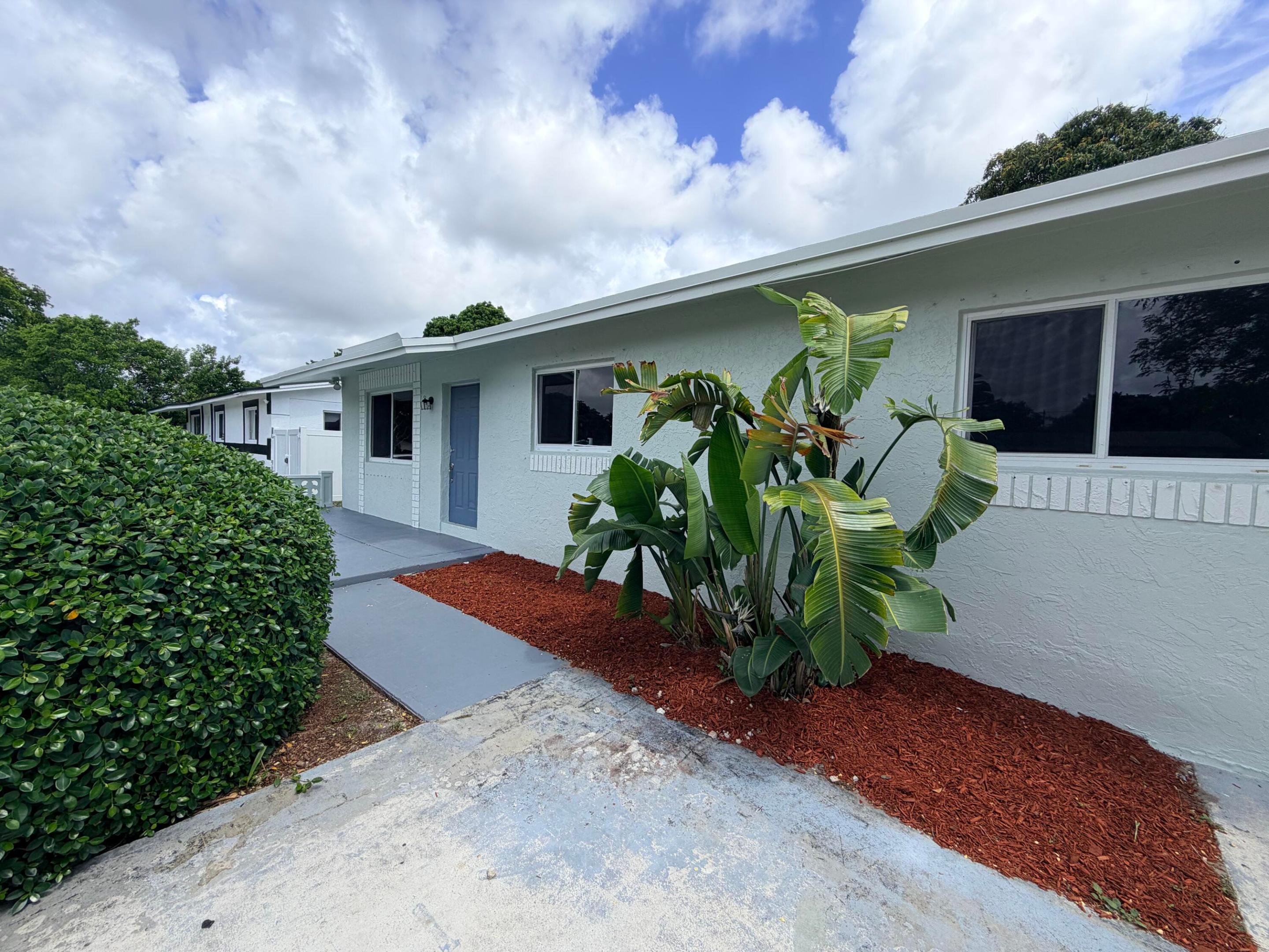 2811 NW 8th St main architectural view