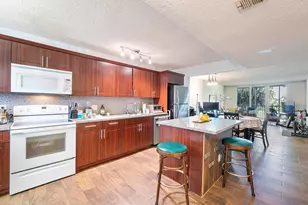 250 Jacaranda Dr, Plantation, FL 33324 - Photo 1