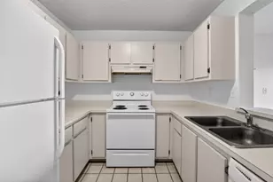 300 Palm Cir W, Pembroke Pines, FL 33025 - Photo 11