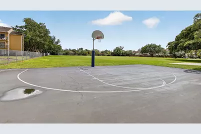 300 Palm Circle W, Pembroke Pines, FL 33025 - Photo 25