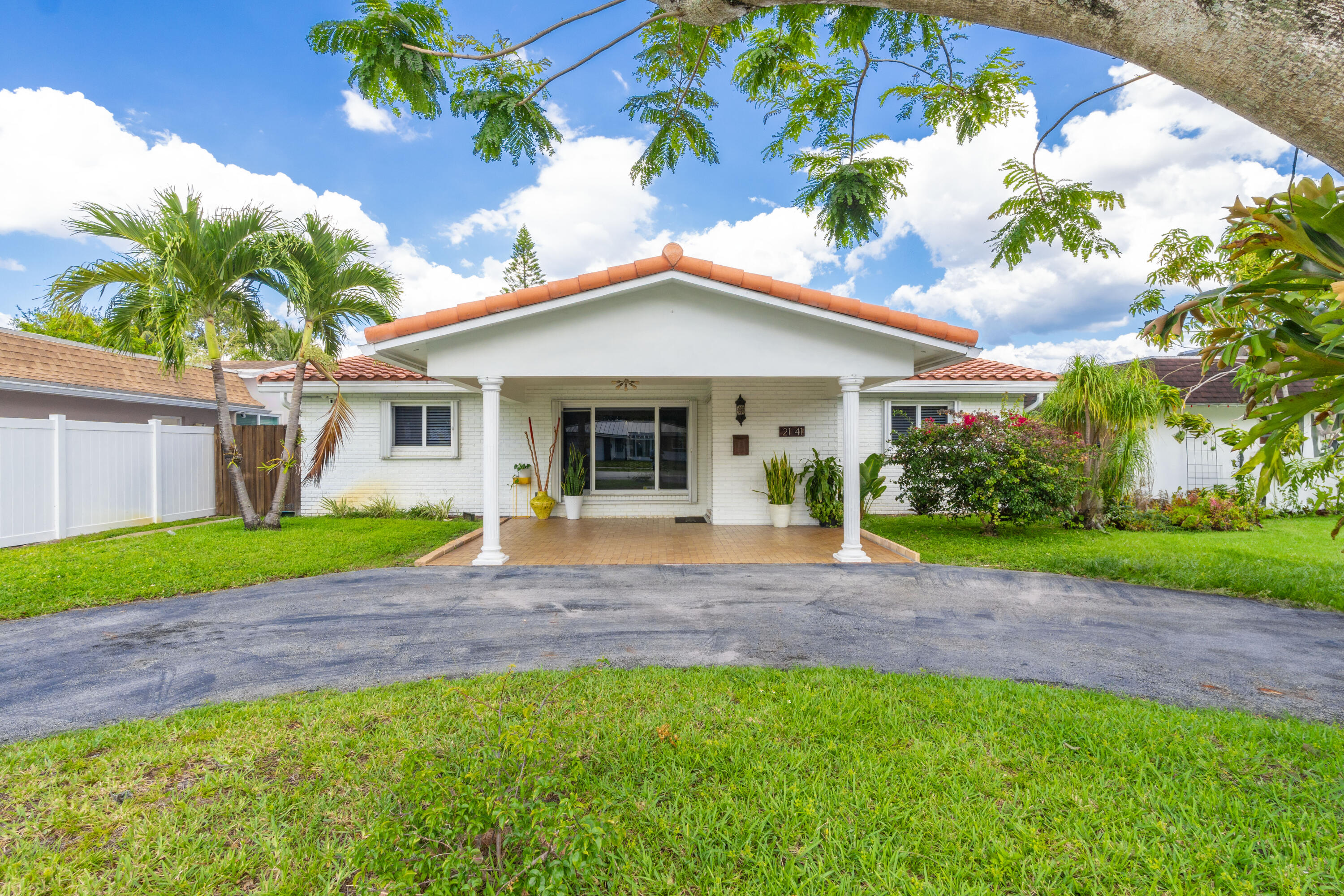 2141 N 56th Ave main architectural view