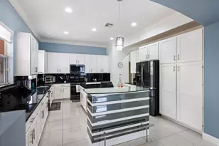 658 Cresta Cir, West Palm Beach, FL 33413 - Photo 11