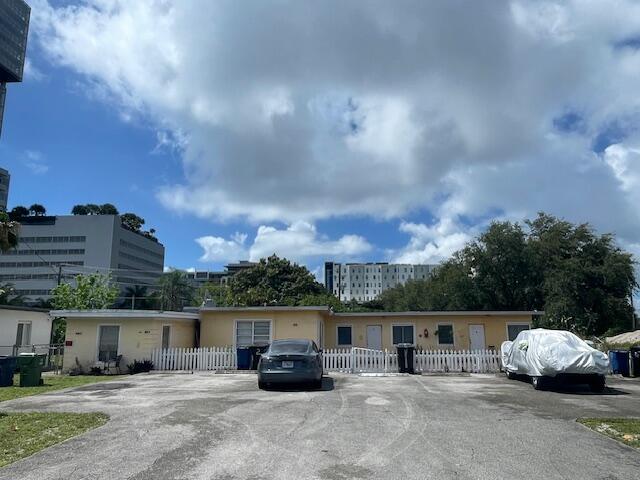 224 SE 9th Ct #1-4 main architectural view