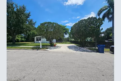 1605 W 10th Street, Riviera Beach, FL 33404 - Photo 3