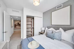 77 SE 5th St, Miami, FL 33131 - Photo 11