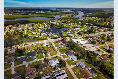 662 SE Essex Drive, Port Saint Lucie, FL 34984 - Photo 7