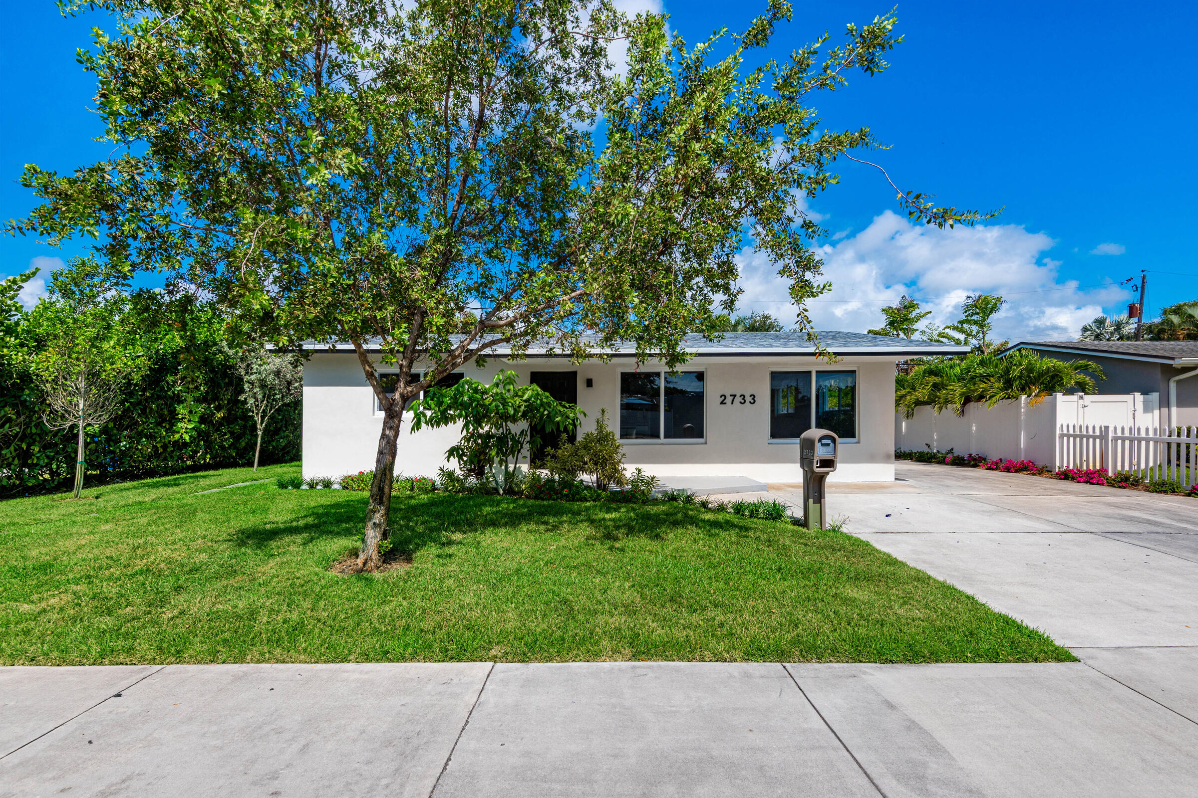 2733 NE 6th Ave main architectural view