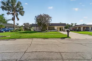 214 NE Camelot Dr, Port Saint Lucie, FL 34983 - Photo 1
