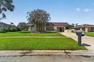 214 NE Camelot Dr, Port Saint Lucie, FL 34983 - Photo 3