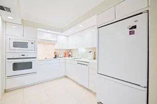 3700 Oaks Clubhouse Dr, Pompano Beach, FL 33069 - Photo 11