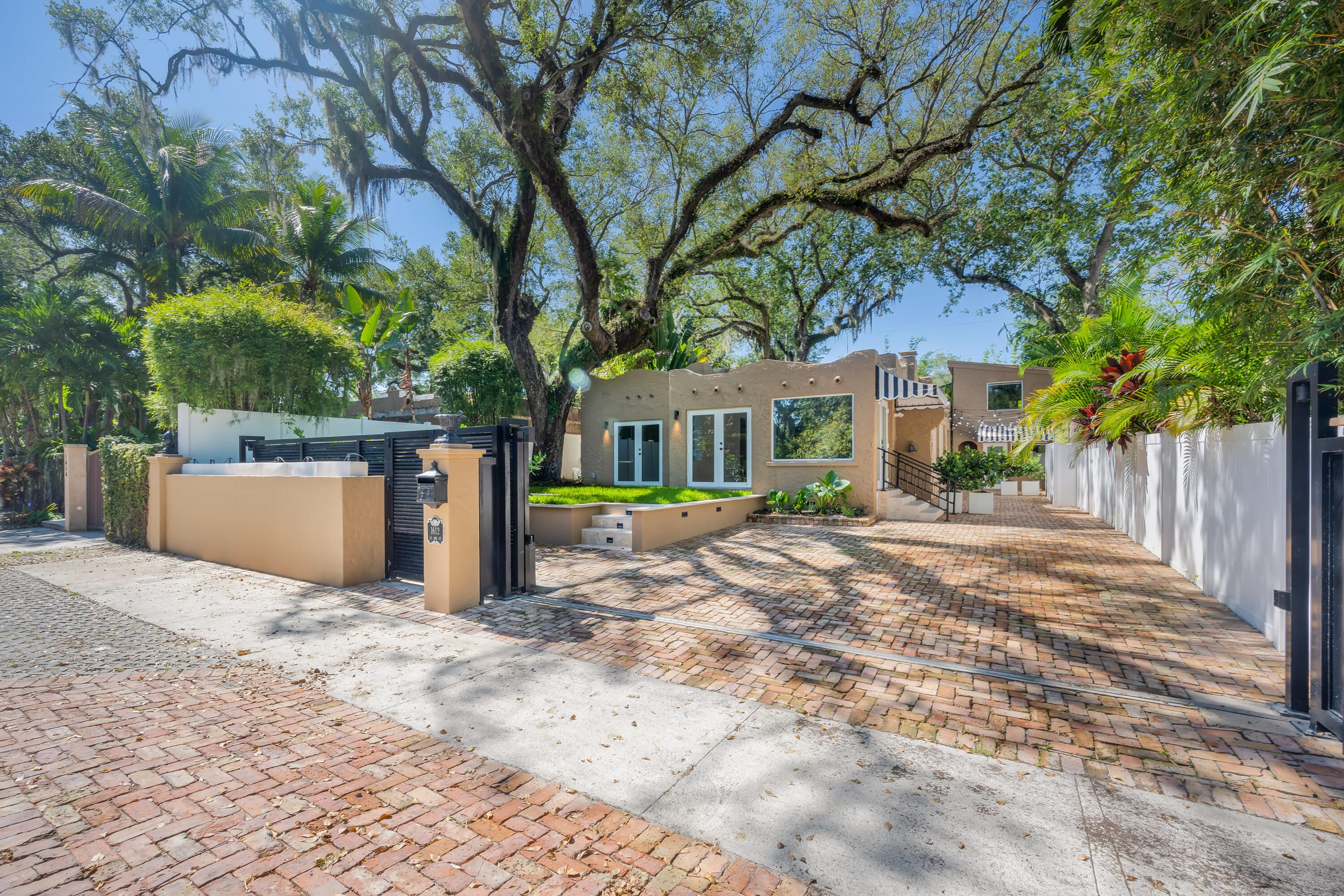 1612 SE 2nd St main architectural view