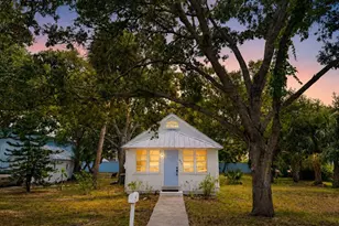 633 SW Cleveland Ave, Stuart, FL 34994 - Photo 1