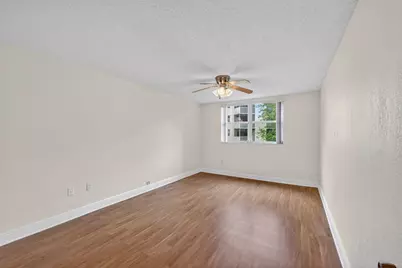 8353 Lake Drive #204, Doral, FL 33166 - Photo 9