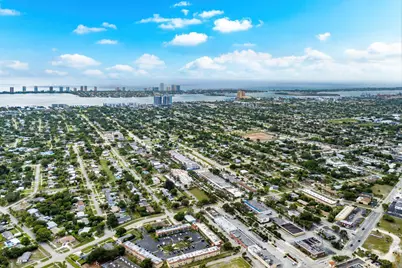 810 Park Avenue, Lake Park, FL 33403 - Photo 15