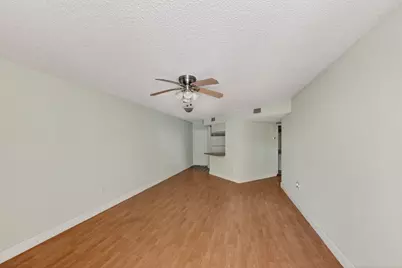 8373 Lake Drive #Apt 307, Doral, FL 33166 - Photo 7